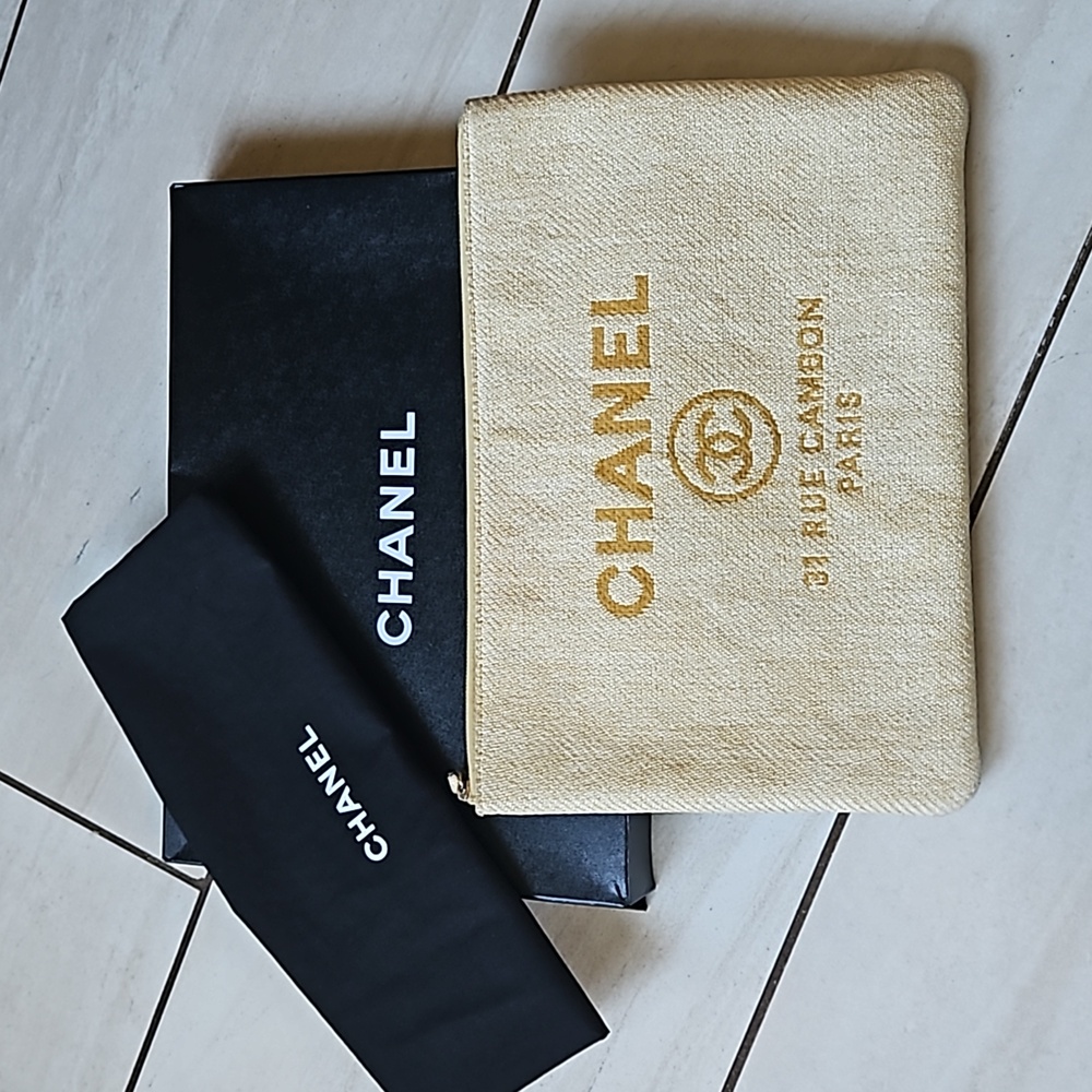 CHANEL Deauville O Case w/Dustbag + Box 14C 💛